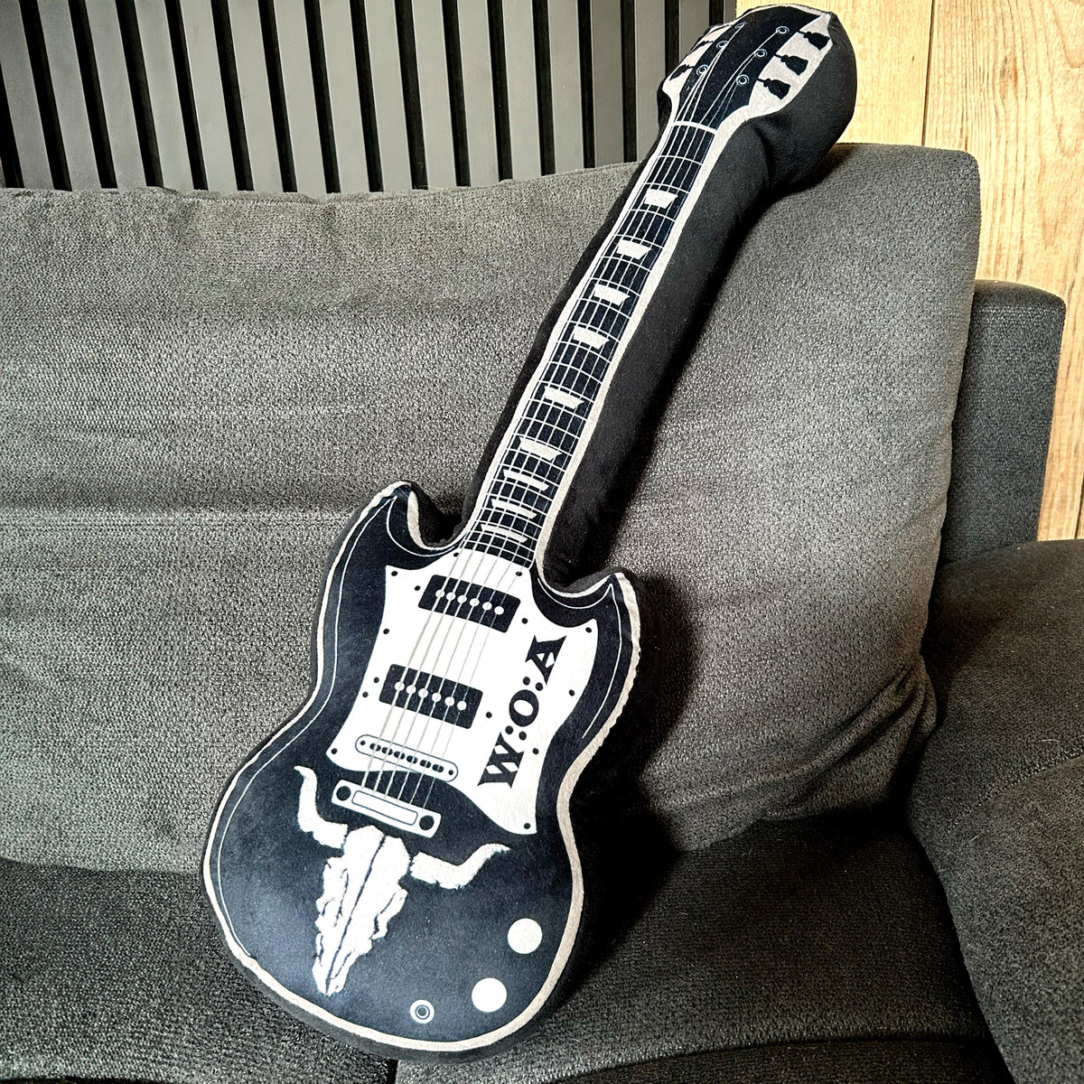 W:O:A - Kissen - Gitarre