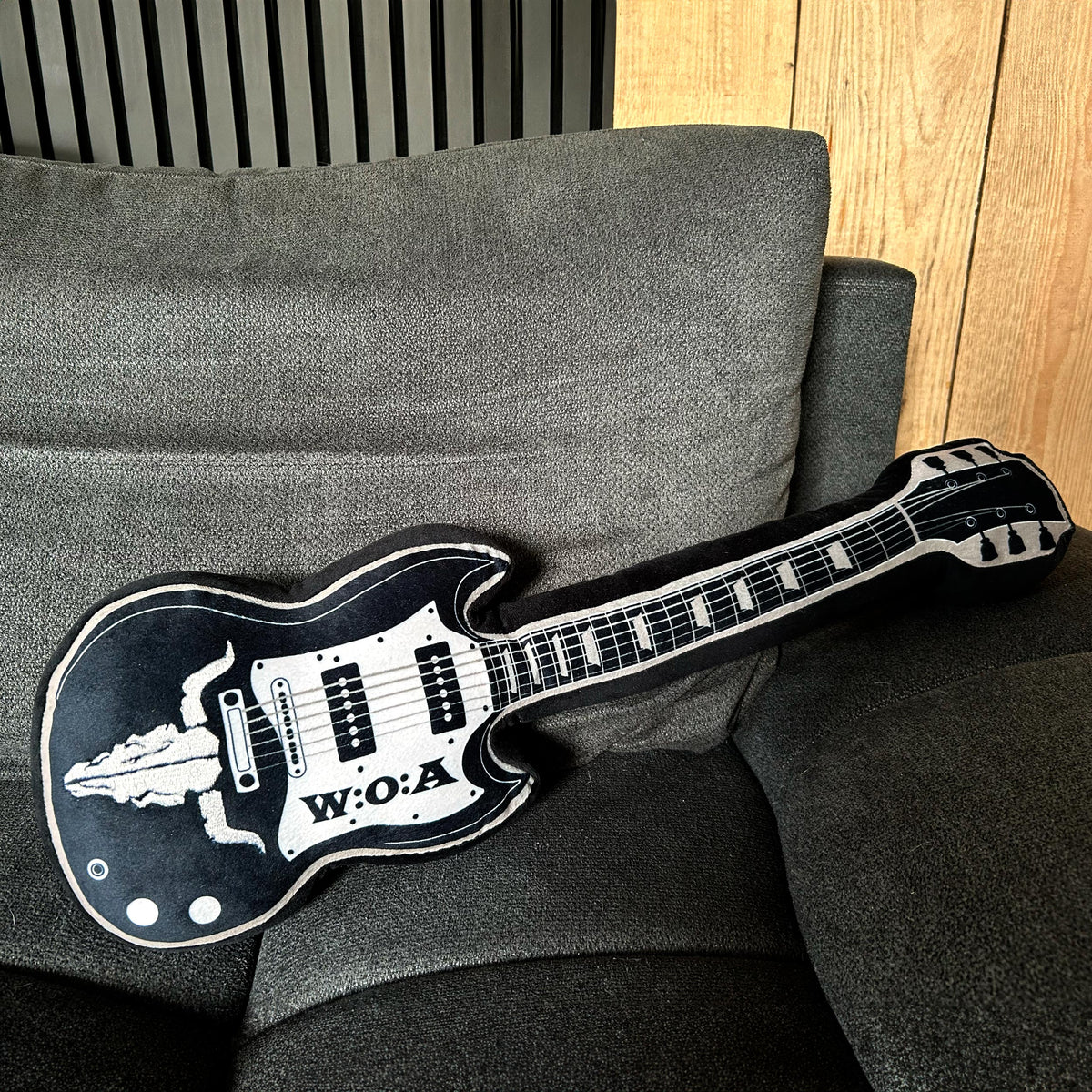 W:O:A - Kissen - Gitarre